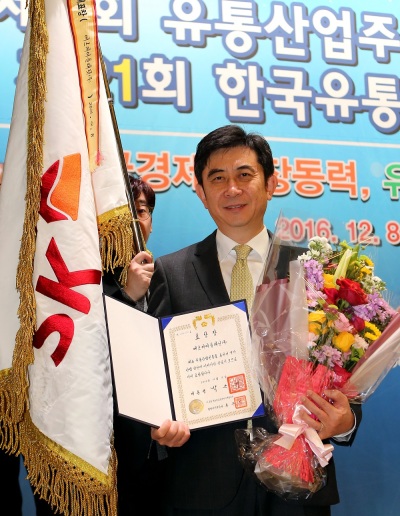 8일 오전 대한상공회의소에서 열린 ‘제21회 한국유통대상’ 시상식에서 SK플래닛의 서진우(사진) 사장이 11번가의 혁신적인 쇼핑 플랫폼 제공과 차별화된 고객 서비스 등의 공로를 인정받아 ‘서비스혁신 부문’에서 최고상인 대통령상을 수상했다. [사진=SK플래닛 제공]