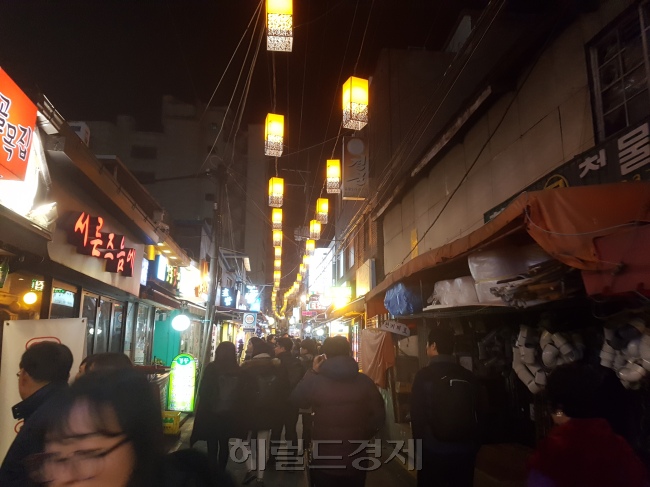 서울 서대문구의 한 먹자골목. [사진=헤럴드경제DB]
