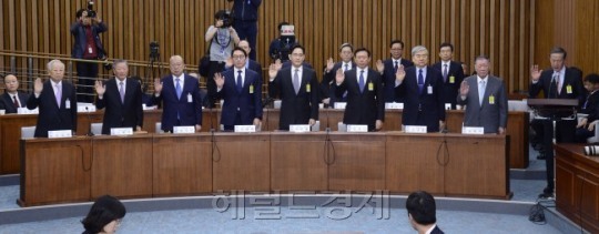[사진설명=이재용 삼성전자 부회장 등 대기업 총수 9명이 지난 6일 여의도 국회에서 열린 최순실 국정농단 의혹 진상규명을 위한 국정조사 특위 1차 청문회에서 증인으로 출석했다. 박해묵 기자/mook@heraldcorp.com]