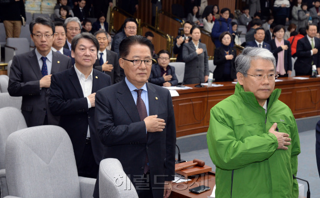 [사진설명=9일 서울 여의도 국회에서 열린 국민의당 의원총회에서 참석자들이 국민의례를 하고 있다. 안훈 기자/rosedale@heraldcorp.com]