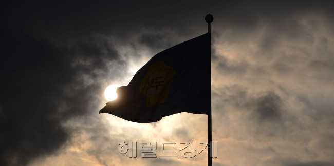 대통령 탄핵안 표결일인 9일 오전 서울 여의도 국회 본청 앞에 있는 국회기가 긴장감에 휩싸여 있다. 박해묵 기자/mook@heraldcorp.com
대통령 탄핵안 표결일인 9일 오전 서울 여의도 국회 본청 앞에 있는 국회기가 긴장감에 휩싸여 있다. 박해묵 기자/mook@heraldcorp.com