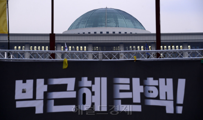 [사진=대통령 탄핵안 표결일인 9일 오전 서울 여의도 국회가 긴장감에 휩싸여 있다. 박해묵 기자/mook@heraldcorp.com]