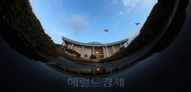 대통령 탄핵안 표결일인 9일 오전 서울 여의도 국회가 긴장감에 휩싸여 있다. (VR카메라 촬영)박해묵 기자/mook@heraldcorp.com
대통령 탄핵안 표결일인 9일 오전 서울 여의도 국회가 긴장감에 휩싸여 있다. (VR카메라 촬영)박해묵 기자/mook@heraldcorp.com