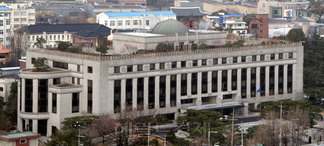 [사진설명=9일 박근혜 대통령 탄핵 소추안 표결이 실시되는 가운데 헌법재판소와 그 뒤로 보이는 청와대가 고요한 적막에 잠겨 있다. 이날 오후 탄핵안이 가결되면 헌법재판소는 곧바로 최장 6개월의 심리 작업에 착수하게 된다. 박현구 기자/phko@heraldcorp.com]