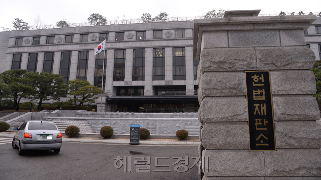 [사진설명=9일 박근혜 대통령 탄핵 소추안 표결이 실시되는 가운데 헌법재판소와 그 뒤로 보이는 청와대가 고요한 적막에 잠겨 있다. 이날 오후 탄핵안이 가결되면 헌법재판소는 곧바로 최장 6개월의 심리 작업에 착수하게 된다. 박현구 기자/phko@heraldcorp.com]