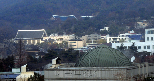 [사진설명=9일 박근혜 대통령 탄핵 소추안 표결이 실시되는 가운데 헌법재판소와 그 뒤로 보이는 청와대가 고요한 적막에 잠겨 있다. 이날 오후 탄핵안이 가결되면 헌법재판소는 곧바로 최장 6개월의 심리 작업에 착수하게 된다. 박현구 기자/phko@heraldcorp.com]