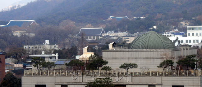 [사진설명=9일 박근혜 대통령 탄핵 소추안 표결이 실시되는 가운데 헌법재판소와 그 뒤로 보이는 청와대가 고요한 적막에 잠겨 있다. 이날 오후 탄핵안이 가결되면 헌법재판소는 곧바로 최장 6개월의 심리 작업에 착수하게 된다. 박현구 기자/phko@heraldcorp.com]