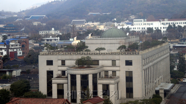 [사진설명=9일 박근혜 대통령 탄핵 소추안 표결이 실시되는 가운데 헌법재판소와 그 뒤로 보이는 청와대가 고요한 적막에 잠겨 있다. 이날 오후 탄핵안이 가결되면 헌법재판소는 곧바로 최장 6개월의 심리 작업에 착수하게 된다. 박현구 기자/phko@heraldcorp.com]
