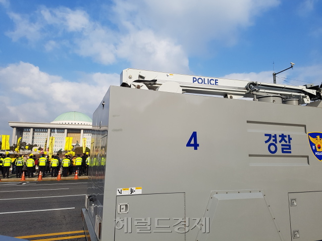 [사진=시민들에게 국회 담장에서의 의사 표현을 허용하고 차벽을 설치하지 말라는 국회의 당부에도 불구하고 경찰은 국회 담장 100ｍ거리에 차벽을 설치하고 살수차를 대기시키고 있다. 김진원 기자/jin1@heraldcorp.com]