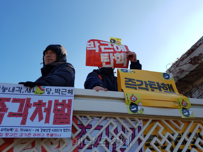 [사진설명=박근혜 대통령 탄핵 표결이 이뤄진 9일 국회 앞에는 찬반 시민들이 모여 국회에 자신들의 의사를 전달하고 있다. 김진원 기자/jin1@heraldcorp.com]