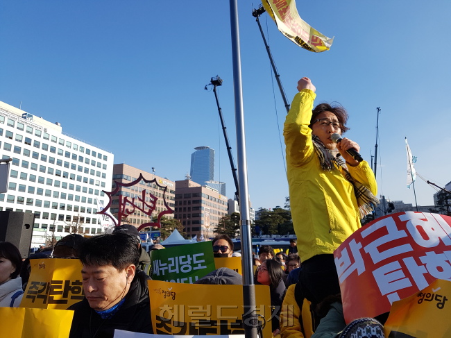 [사진설명=박근혜 대통령 탄핵 표결이 이뤄진 9일 국회 앞에는 찬반 시민들이 모여 국회에 자신들의 의사를 전달하고 있다. 김진원 기자/jin1@heraldcorp.com]