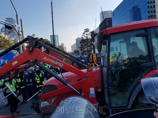 [사진설명=박근혜 대통령 탄핵 표결이 이뤄진 9일 오후 국회 앞에 전국농민회총연맹가 끌고온 트랙터가 등장하면서 잠시 긴장이 고조됐지만 경찰이 견인하면서 상황이 정리됐다. 김진원 기자/jin1@heraldcorp.com]