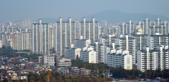 [사진설명=11ㆍ3 부동산 대책의 여파가 부동산 시장의 분위기를 바꿨다. 촛불 정국에 매수문의도 자취를 감췄다. 특히 강남4구의 재건축 아파트 단지의 하락세가 두드러졌다. 사진은 일산 아파트 밀집지역 전경. 이상섭 기자/babtong@heraldcorp.com]
