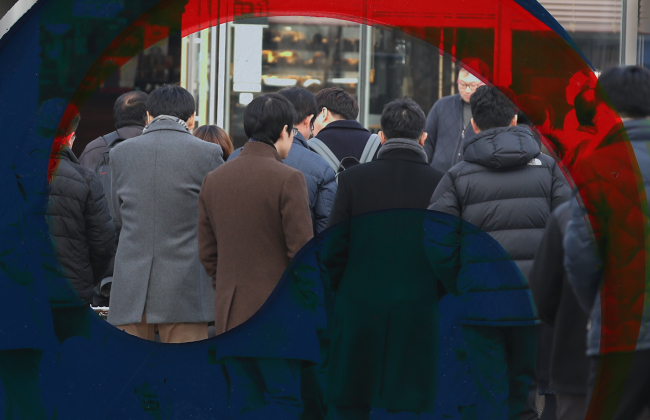 Public servants leave the government complex in Sejong City during their lunch hour on Friday, hours ahead of the impeachment vote on President Park Geun-hye. (Yonhap)
　