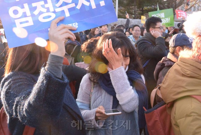 9일 여의도 국회에서 234표로 박근혜 대통령 탄핵이 가결되자 국회정문앞에 집결해 있던 시민들이 환호하며 기뻐하고 있다. <br />정희조 기자/checho@heraldcorp.com  161209