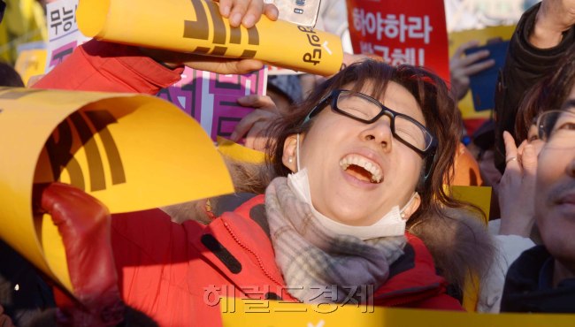 9일 여의도 국회에서 234표로 박근혜 대통령 탄핵이 가결되자 국회정문앞에 집결해 있던 시민들이 환호하며 기뻐하고 있다. <br />정희조 기자/checho@heraldcorp.com  161209