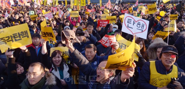 9일 여의도 국회에서 234표로 박근혜 대통령 탄핵이 가결되자 국회정문앞에 집결해 있던 시민들이 환호하며 기뻐하고 있다. <br />정희조 기자/checho@heraldcorp.com  161209