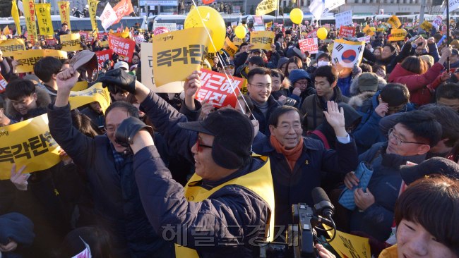 9일 여의도 국회에서 234표로 박근혜 대통령 탄핵이 가결되자 국회정문앞에 집결해 있던 시민들이 환호하며 기뻐하고 있다. <br />정희조 기자/checho@heraldcorp.com  161209