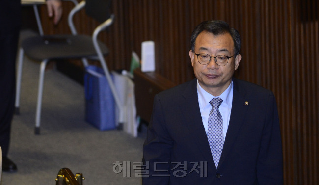 [사진설명=9일 오후 서울 여의도 국회에서 열린 본회의에서 '대통령(박근혜) 탄핵소추안'이 상정된 가운데 이정현 새누리당 대표가 투표를 하기 위해 이동하고 있다. 표결결과는 재적의원 300명 중 299명이 참여해 찬성 234표, 반대 56표, 무효 7표, 기권 2표로 가결됐다. 박해묵 기자/mook@herladcorp.com]