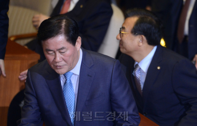 9일 오후 서울 여의도 국회에서 열린 본회의에서 '대통령(박근혜) 탄핵소추안'이 상정된 가운데 최경환 새누리당 의원과 정진석 원내대표가 굳은 표정을 짓고 있다. 표결결과는 재적의원 300명 중 299명이 참여해 찬성 234표, 반대 56표, 무효 7표, 기권 2표로 가결됐다. 박해묵 기자/mook@herladcorp.com
9일 오후 서울 여의도 국회에서 열린 본회의에서 '대통령(박근혜) 탄핵소추안'이 상정된 가운데 최경환 새누리당 의원과 정진석 원내대표가 굳은 표정을 짓고 있다. 표결결과는 재적의원 300명 중 299명이 참여해 찬성 234표, 반대 56표, 무효 7표, 기권 2표로 가결됐다. 박해묵 기자/mook@herladcorp.com