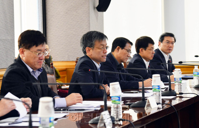 [헤럴드경제=이해준 기자]최상목 기획재정부 제1차관이 10일 오전 서울 중구 은행회관에서 열린 관계기관 합동 비상경제대응반 회의를 주재하고 있다. 이 회의에서 최 차관은 박근혜 대통령에 대한 국회의 탄핵소추안이 가결된 이후의 금융 및 경제상황을 점검하고, 24시간 모니터링 체제를 유지하는 한편 필요할 경우 신속하고 단호하게 대응해 나가기로 했다. [사진=기획재정부]
　