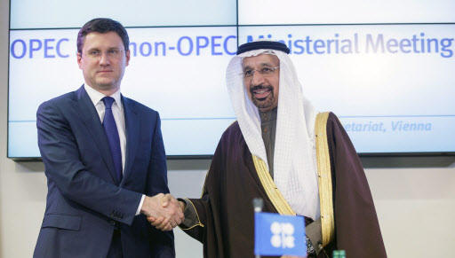 Khalid Al-Falih, Saudi Arabia's energy and industry minister (R), and Alexander Novak, Russia's energy minister (L) shake hands after conference after a meeting between the Organization of the Petroleum Exporting Countries and 12 non-OPEC member coutries in Vienna, Austria, 10 December 2016. (EPA-Yonhap)