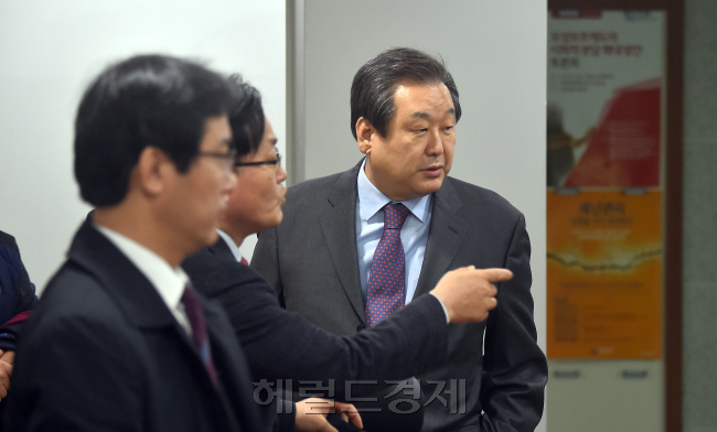 12???ㅼ쟾 ?쒖슱 ?ъ쓽??援?쉶 ?섏썝?뚭??먯꽌 ?대┛ ?덈늻由щ떦 鍮꾩긽?쒓뎅?뚯쓽??源臾댁꽦 ????쒓? 李몄꽍?섍퀬 ?덈떎./ ?덊썕 湲곗옄 rosedale@heraldcorp.com 2016.12.12
12???ㅼ쟾 ?쒖슱 ?ъ쓽??援?쉶 ?섏썝?뚭??먯꽌 ?대┛ ?덈늻由щ떦 鍮꾩긽?쒓뎅?뚯쓽??源臾댁꽦 ????쒓? 李몄꽍?섍퀬 ?덈떎./ ?덊썕 湲곗옄 rosedale@heraldcorp.com 2016.12.12
