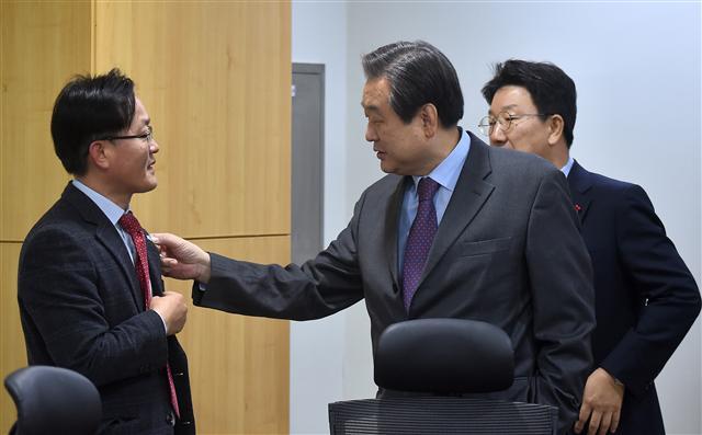 이장우 새누리당 최고위원이 12일 오전 서울 여의도 당사에서 열린 최고위원회의에서 김무성ㆍ유승민 의원 등 비주류계 의원들을 맹비난하고 있다(왼쪽), 김무성 새누리당 전 대표가 12일 오전 국회 의원회관에서 열린 비상시국위원회 회의에서 최홍재 은평갑 당협위원장의 넥타이를 만져주고 있다. 김 전 대표 뒤는 권성동 의원.   안훈 기자/rosedale@heraldcorp.com·[연합뉴스]