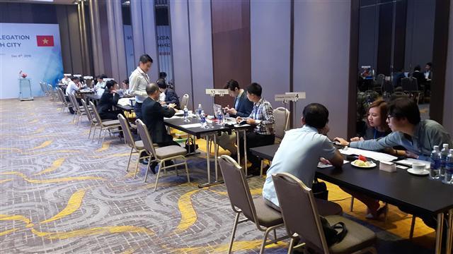 지난 8일 베트남 호치민 쉐라톤호텔에서 개최된 수출상담회에서 참가한 한국 중소기업 대표와 현지 바이어가 구매 상담을 진행하고 있다.  [사진 제공=중소기업중앙회]