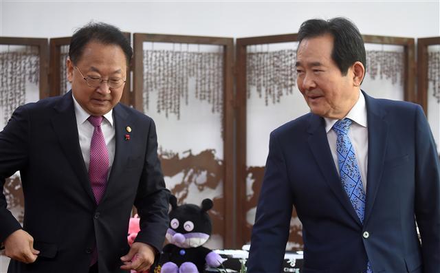 유일호 경제부총리(왼쪽)가 12일 오전 서울 여의도 국회의장실을 방문해 정세균 국회의장을 예방하고 있다.  안훈 기자/rosedale@heraldcorp.com