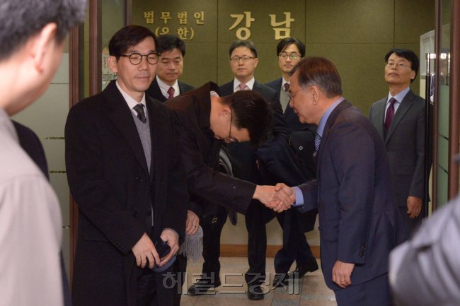 [사진설명=12일 박영수 특검이 있는 법무법인 강남사무실에서 파견검사로 추가 임명된 10명의 검사들이 인사를 나누고 있다. 특검팀 대변인인 이규철 특검보는 “오늘부터 대치동 특검 사무실로 이전을 시작해 이주에 완료할 예정”이라고 밝혔다. 정희조 기자/checho@heraldcorp.com]