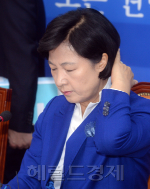 [사진설명=추미애 더불어민주당 대표가 12일 오전 서울 여의도 국회에서 열린 최고위원회의에서 생각에 잠겨 있다. 안훈 기자 rosedale@heraldcorp.com]