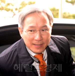 [사진설명=박근혜 대통령 탄핵심판의 주심인 강일원 헌법재판관이 12일 오전 헌법재판소로 들어서고 있다. 박현구 기자/phko@heraldcorp.com]