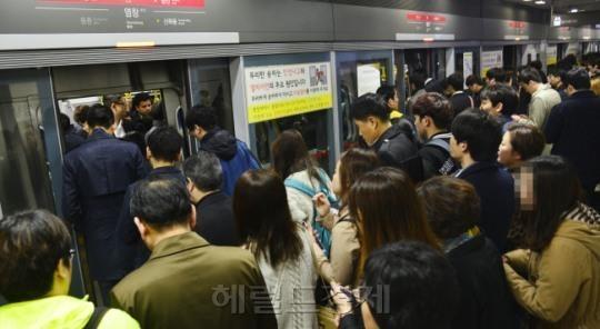 지하철 출입문 사고 10건 중 8건 이상이 이용객의 부주의로 발생한다. 지하철 문이 닫히기 직전에 가까스로 타면 본인 입장에선 운 좋다 할 수 있겠지만 다른 사람들은 피해를 보게 된다.