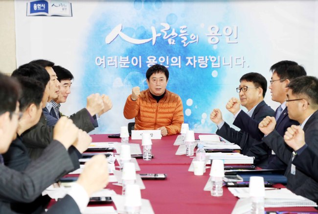 용인시는 포곡 축산농가에 대한 ‘2차 악취와의 전쟁’을 추진키로 하고 12일 정찬민 시장이 직접 관련 부서 회의를 주재했다
용인시는 포곡 축산농가에 대한 ‘2차 악취와의 전쟁’을 추진키로 하고 12일 정찬민 시장이 직접 관련 부서 회의를 주재했다