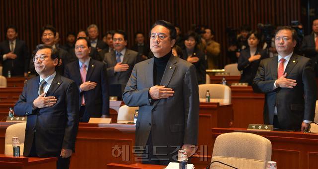 [사진=새누리당 이정현 대표(왼쪽), 정진석 원내대표(가운데) 등이 지난 30일 오전 서울 여의도 국회에서 열린 의원총회에서 국민의례를 하고 있다. 박해묵 기자/mook@heraldcorp.com]