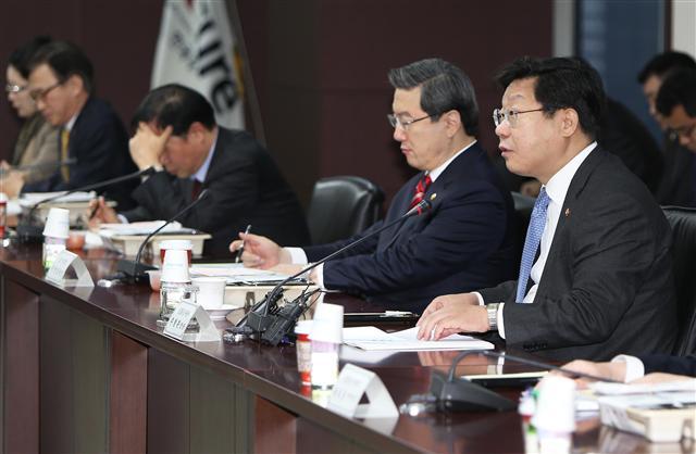 주형환(오른쪽 첫번째) 산업통상자원부 장관이 13일 오전 서울 종로구 한국무역보험공사에서 열린 긴급수출점검회의에서 모두발언을 하고 있다.  [사진제공=산업통상자원부]
