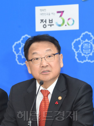유일호 경제부총리 겸 기획재정부 장관 [사진=헤럴드경제DB]