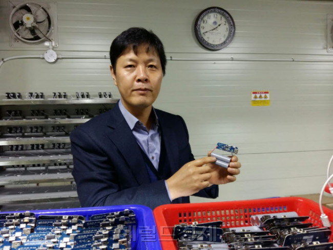 [사진설명=김명용 ㈜명성 대표가 13일 대구 서구 본사에서 자사 대표 브랜드인 보조 배터리 에스모도(S-MODO)의 제품 공정 과정에 대해 설명하고 있다. 대구=김병진 기자/kbj7653@heraldcorp.com]