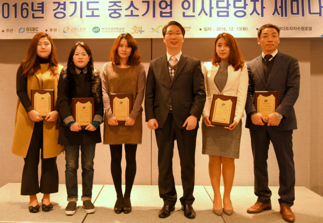 13일 수원시 라마다 호텔 토파즈홀에서 열린 ‘2016 GSBC 아카데미 우수강사 선정 및 우수기업 감사패 수여식’에서 임달택 경기중기센터 창업성장본부장(왼쪽에서 4번째)과 분야별 최우수 강사로 선정된 강사들이 감사패를 들고 기념촬영을 하고 있다.?
13일 수원시 라마다 호텔 토파즈홀에서 열린 ‘2016 GSBC 아카데미 우수강사 선정 및 우수기업 감사패 수여식’에서 임달택 경기중기센터 창업성장본부장(왼쪽에서 4번째)과 분야별 최우수 강사로 선정된 강사들이 감사패를 들고 기념촬영을 하고 있다.?