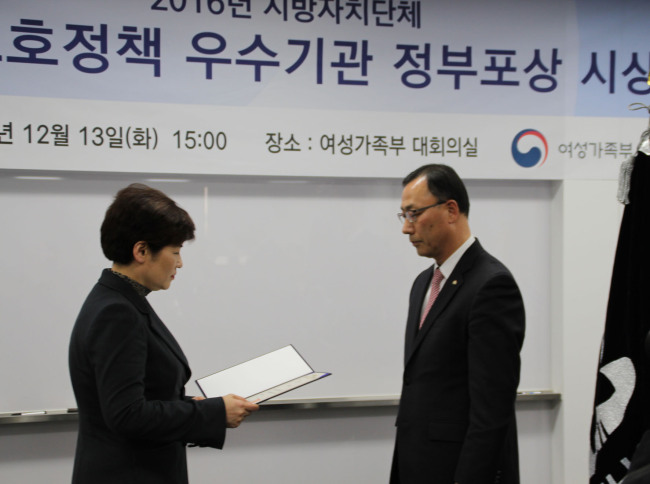 강은희 여성가족부장관(오른쪽)이 박창훈 성남시 교육문화환경국장에게 청소년 보호정책 ‘최우수’ 표창장을 수여하고 있다
강은희 여성가족부장관(오른쪽)이 박창훈 성남시 교육문화환경국장에게 청소년 보호정책 ‘최우수’ 표창장을 수여하고 있다