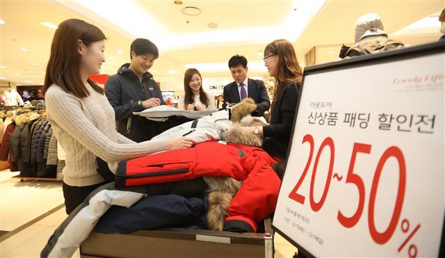 롯데백화점 본점 아웃도어 매장에서 진행되고 있는 할인행사 모습.  [사진제공=롯데백화점]