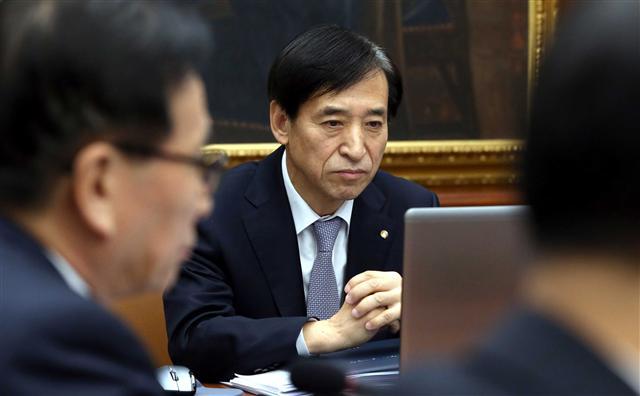 한국은행이 내일 기준금리 인상과 동결 결정을 앞두고 있는 가운데 이주열 행장의 고민이 깊어가고 있다.  이상섭 기자/babtong@heraldcorp.com