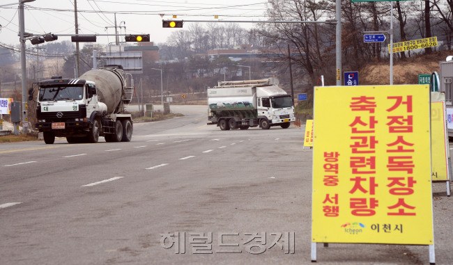 [사진설명=고병원성 조류 인플루엔자(H5N6형) 확산에 따른 가금류 살처분이 역대 최대 기록을 넘어선 가운데 14일 오전 경기도 이천시 철새들이 찾는 성호 저수지에서 광역방제기 방역이 이뤄지고 있다. 이날 농림축산식품부에 따르면 가금류 1444만9000마리가 살처분돼 지난 2014년 고병원성 AI(H5N8형) 확산으로 195일 동안 1396만 마리가 도살 처분된 기록을 넘어섰다. 역대 최단 기간에 최악의 피해를 낳을 것이라는 우려가 현실화되고 있다. 이천=박현구 기자/phko@heraldcorp.com]