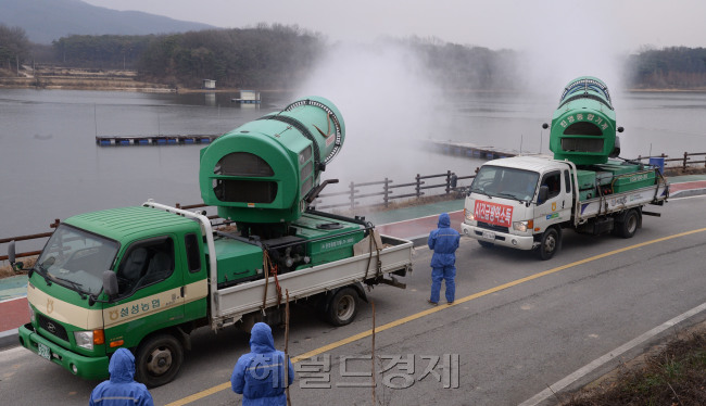[사진설명=고병원성 조류 인플루엔자(H5N6형) 확산에 따른 가금류 살처분이 역대 최대 기록을 넘어선 가운데 14일 오전 경기도 이천시 철새들이 찾는 성호 저수지에서 광역방제기 방역이 이뤄지고 있다. 이날 농림축산식품부에 따르면 가금류 1444만9000마리가 살처분돼 지난 2014년 고병원성 AI(H5N8형) 확산으로 195일 동안 1396만 마리가 도살 처분된 기록을 넘어섰다. 역대 최단 기간에 최악의 피해를 낳을 것이라는 우려가 현실화되고 있다. 이천=박현구 기자/phko@heraldcorp.com]