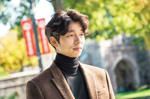 고려의 무장이었던 도깨비 김신(공유 분)은 전쟁마다 승리하고 돌아왔지만 어린 왕의 질투와 시기로 가슴에 검이 꽂힌 채 900년이 넘는 불멸의 삶을 살고 있다. 불멸의 삶으로부터 해방시켜줄 도깨비 신부를 기다리던 그에게 어느날 도깨비 신부라며 나타난 여고생 지은탁(김고은). 그녀와 만남을 거듭하는 순간 사랑의 감정이 찾아오는데….