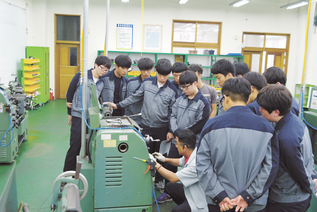‘중소기업 특성화고 인력 양성사업’은 기업과 학생이 함께 웃는 구조다. 사진은 진주기계공고의 취업맞춤반 훈련 모습.