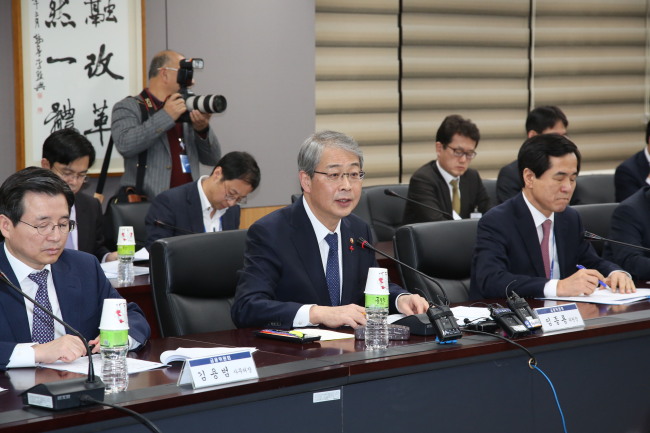 FSC Chairman Yim Jong-yong (middle) speaks at a meeting on reviewing microfinance programs at the Seoul government complex in Gwanghwamun on Wednesday. (FSC)