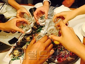 술만 마시는 송년회보다 촛불을 들고 광장에 나가 사회적 문제의 조속한 해결을 위해 목소리를 내겠다는 사람들도 크게 늘었다.  [헤럴드경제DB]