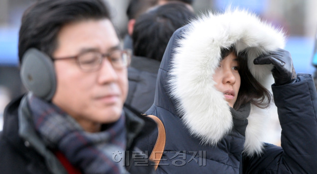 [사진설명=이번 겨울 최강 한파가 찾아온 15일 오전 체감온도는 영하 11.3도까지 떨어진 가운데 서울 세종로에서 시민들이 출근길을 서두르고 있다. 박현구 기자phko@heraldcorp.com]